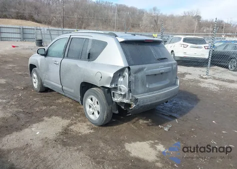 2016 Jeep Compass Latitude z USA, uszkodzony, nr VIN 1C4NJCEA1GD704846